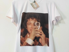 Remera Unisex Gustavo Cerati Con Cámara [Varios colores] - Beatagonia Store