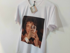 Remera Unisex Gustavo Cerati Con Cámara [Varios colores] - tienda online