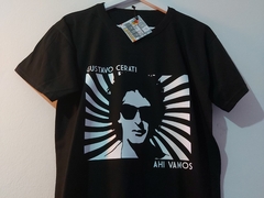 Remera Unisex Gustavo Cerati Ahi Vamos Black III [Varios colores] - Beatagonia Store