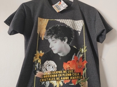 Remera Unisex Gustavo Cerati Amor Amarillo Frase Negro Jaspeado en internet
