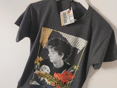 Remera Unisex Gustavo Cerati Amor Amarillo Frase Negro Jaspeado - Beatagonia Store