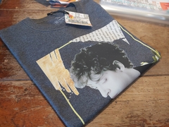 Remera Unisex Gustavo Cerati Amor Amarillo Frase Negro Jaspeado - comprar online