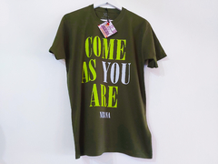 OUTLET - REMERA VERDE OLIVA COME AS YOU ARE talle L