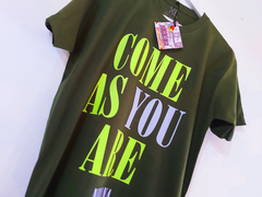 OUTLET - REMERA VERDE OLIVA COME AS YOU ARE talle L - comprar online
