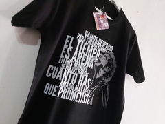 Remera Unisex Negra Gustavo Cerati Lago En El Cielo - Beatagonia Store