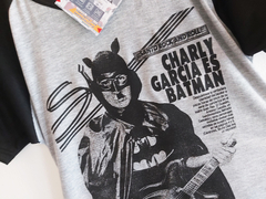 Remera Unisex Manga Ranglan Charly García es Batman - Beatagonia Store