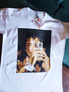 Imagen de Remera Unisex Gustavo Cerati Con Cámara [Varios colores]