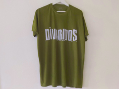 OUTLET - REMERA UNISEX verde oliva DIVIDIDOS LOGO talle XXL - comprar online