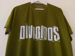 OUTLET - REMERA UNISEX verde oliva DIVIDIDOS LOGO talle XXL en internet