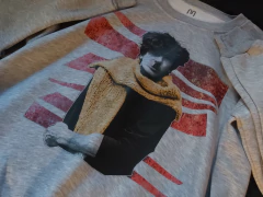 Buzo Gris Melange Cuello Red. Charly García Bufanda Art - tienda online