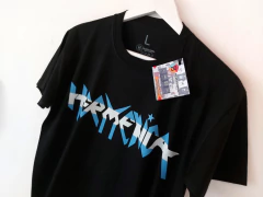 Remera Unisex Negra Hermética Logo Celeste y Blanco en internet