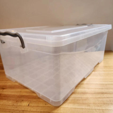 Caja transparente 40 litros con ruedas Bélgica