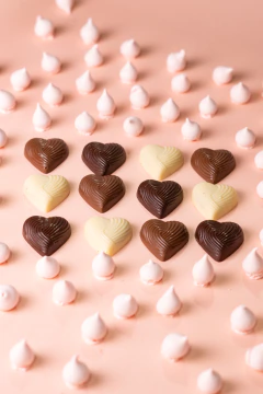 Corazones Rayados en 3 Chocolates distintos, Rellenos de Dulce de Leche - Compañía de Chocolates: Desayunos & Chocolates a Domicilio