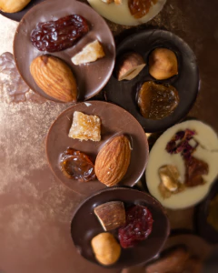 Huevo Mendiants - 750 grs - Compañía de Chocolates: Desayunos & Chocolates a Domicilio