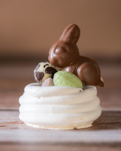 Canastita Merengue con Conejito y Huevitos de Chocolate