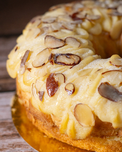 Rosca de Pascua con almendras