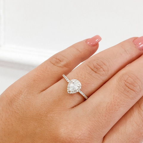 Anel de Prata Solitário Gota Cravejado