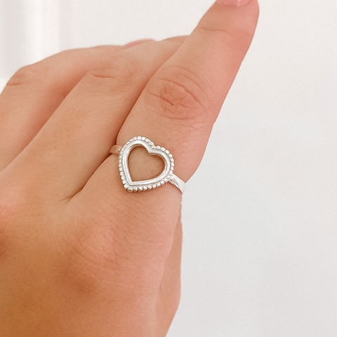 Anel de Prata Coração Vazado Frisos