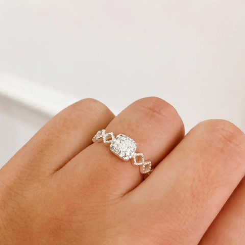 Anel de Prata Solitário Trançado Cravejado