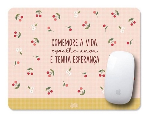 Mousepad com estampa de cerejas e flores, com a frase "Comemore a vida, espalhe amor e tenha esperança".