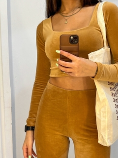 Cropped Plush Manga Longa Caramelo na internet
