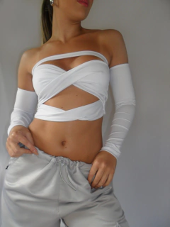 Cropped Izzy Branco na internet