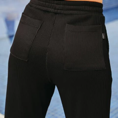 Calça Pantalona Canelada Preta na internet