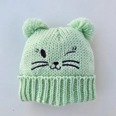 GORRO VDE AGUA BORDADO CON POMPONES
