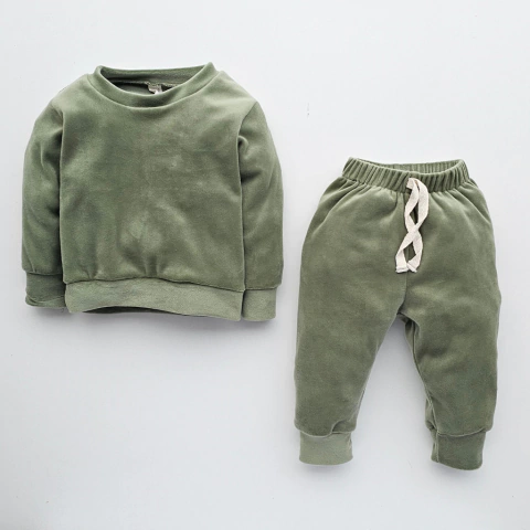 CONJUNTO BEBE PLUSH OLIVA