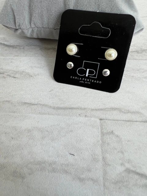 Conjunto de brincos pérola e circulo .