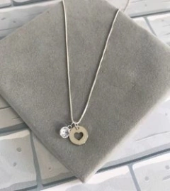 Colar coração vazado com ponto de luz cristal. - comprar online