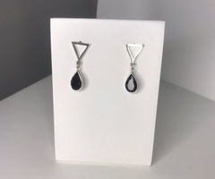 Brinco triângulo com zircônia preta.
