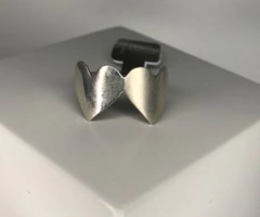 Anel dois corações um escovado e o outro espelhado.