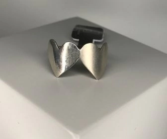 Anel dois corações um escovado e o outro espelhado.