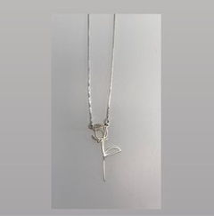 Colar botão de rosa minimalista . na internet