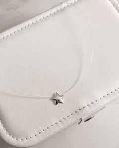 Colar fio de nylon estrela.