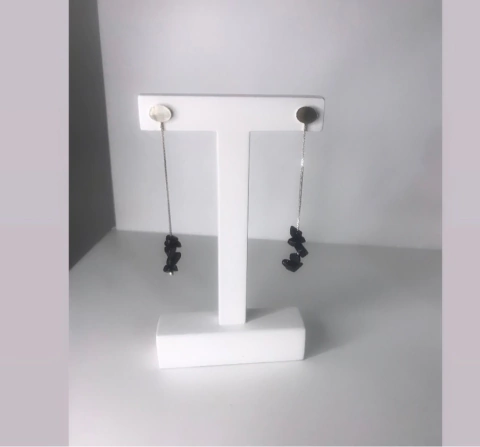 Brinco cascalho preto.