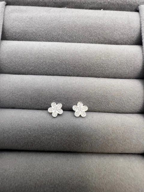 Brinco flor P cravejada de zircônias.