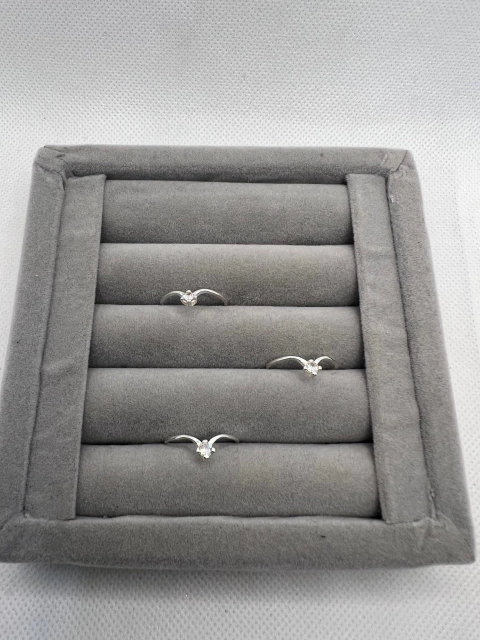 Anel solitário com zircônia.