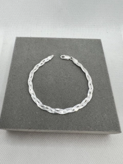 Pulseira trançada 3 fios.