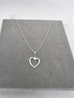 Colar 40 cm coração vazado M.