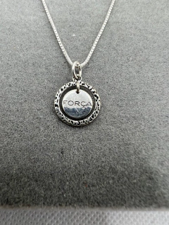 Colar 45 cm com pingente escrito força .