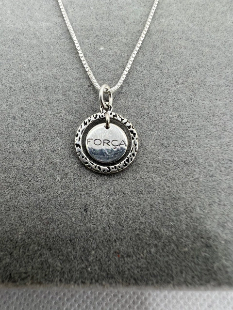 Colar 45 cm com pingente escrito força .