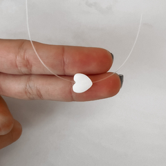 Colar fio de nylon coração em madrepérola.