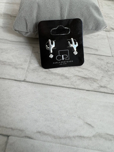 Conjunto de brincos cacto com zircônia quadrada.