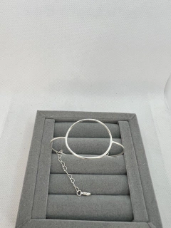 Bracelete círculo vazado G ajustável.