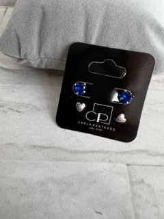 conjunto de brincos coração azul marinho e coraçãozinho .