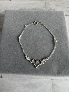 Pulseira coração com zircônias.