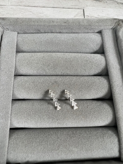 Brinco triângulos com zirconias .