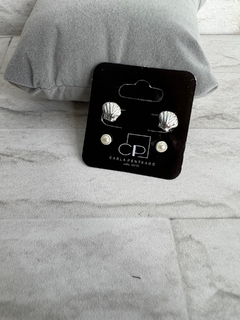 Conjunto de brincos concha e pérola.